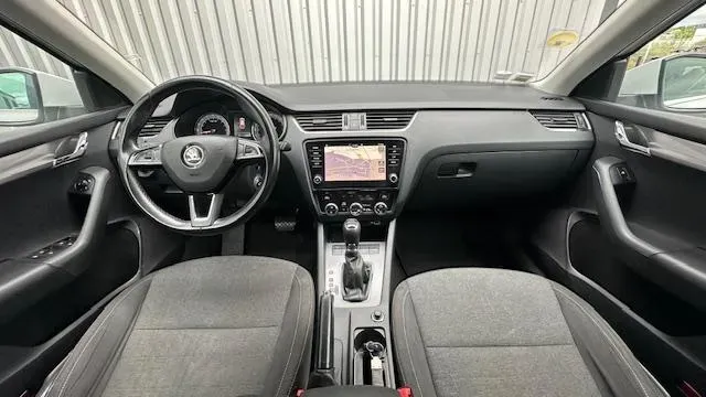 SKODA OCTAVIA BREAK 150 CH BVA interieur