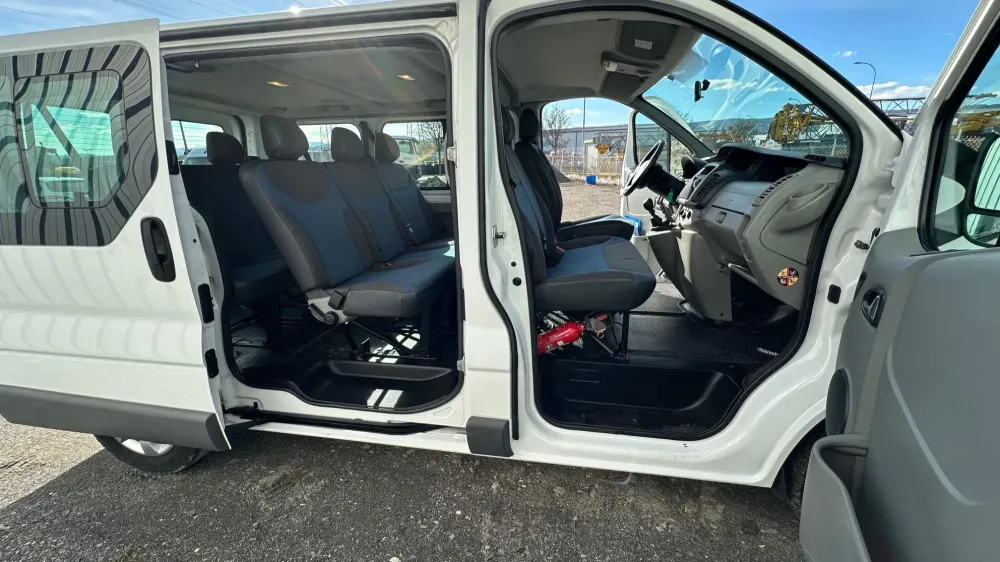 Mini Bus 9 Places Renault Trafic Court interieur sieges